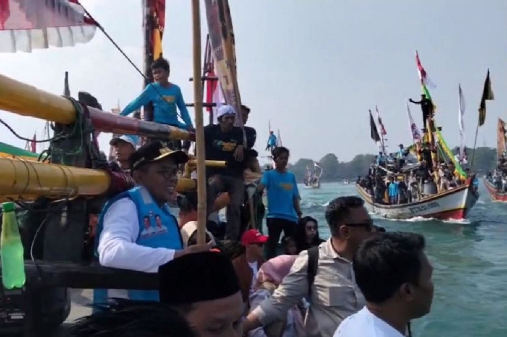 Heboh! Perahu Rombongan Gubernur Banten Nyaris Tertabrak saat Ruwat Laut di Pantai Carita
