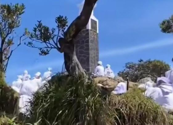 Viral Puluhan Orang Berjubah Putih Ritual di Puncak Gunung Lawu