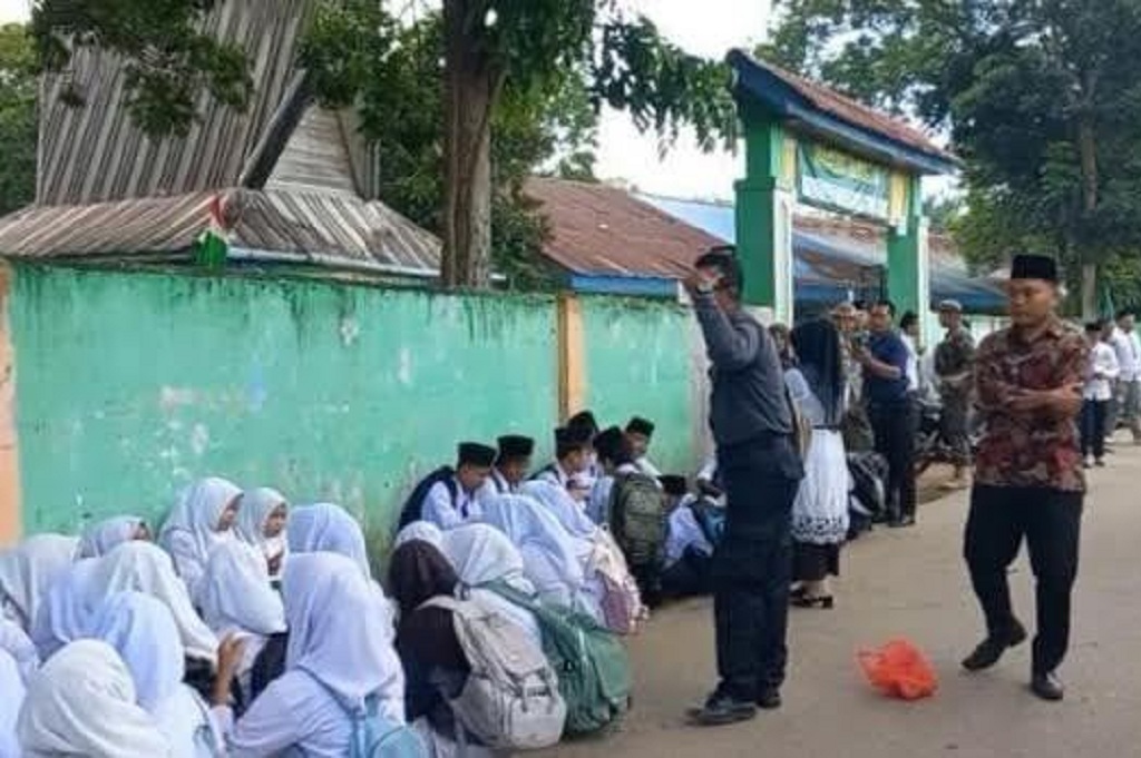 Siswa di Deliserdang Belajar di Luar Sekolah gegara Gerbang Disegel Pemkab, kok Bisa?