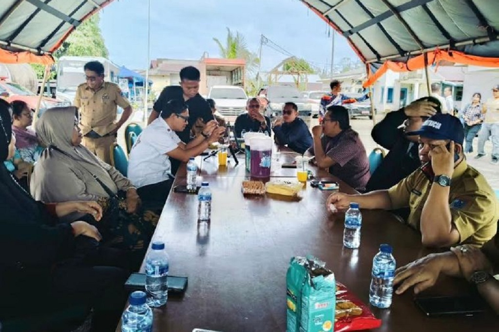 Bupati Mentawai Datangi Dermaga Tuapeijat, Tunggu 18 Korban Longboat Terbalik 