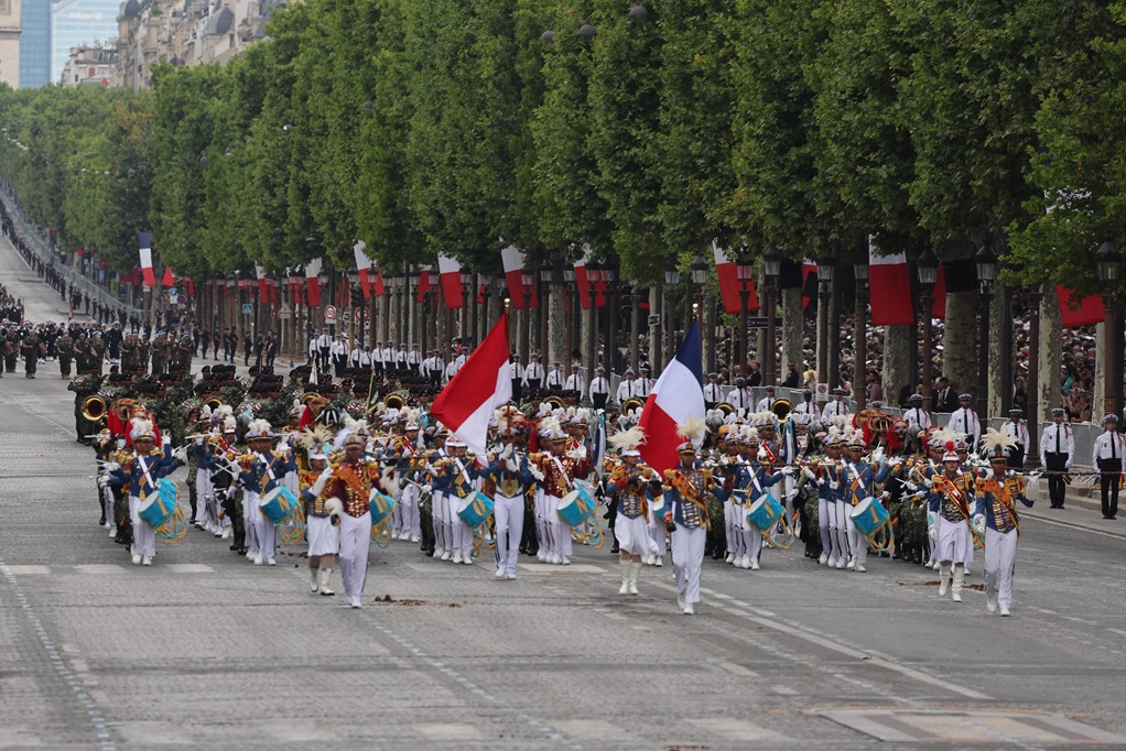 Momen Kontingen Indonesia Unjuk Gigi di Bastille Day: Prabowo Hormat, Macron Tepuk Tangan