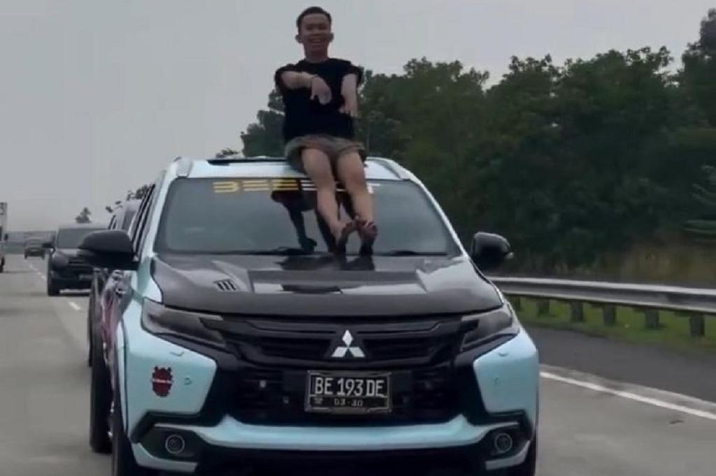 Viral! Pria Bercelana Pendek Asyik Joget Prau di Atas Kap Mobil di Tol Bakter Lampung