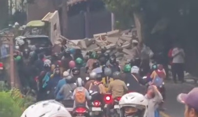 Truk Terbalik akibat Gagal Nanjak, Perhatikan Jarak Aman saat Berkendara di Belakang Kendaraan Besar
