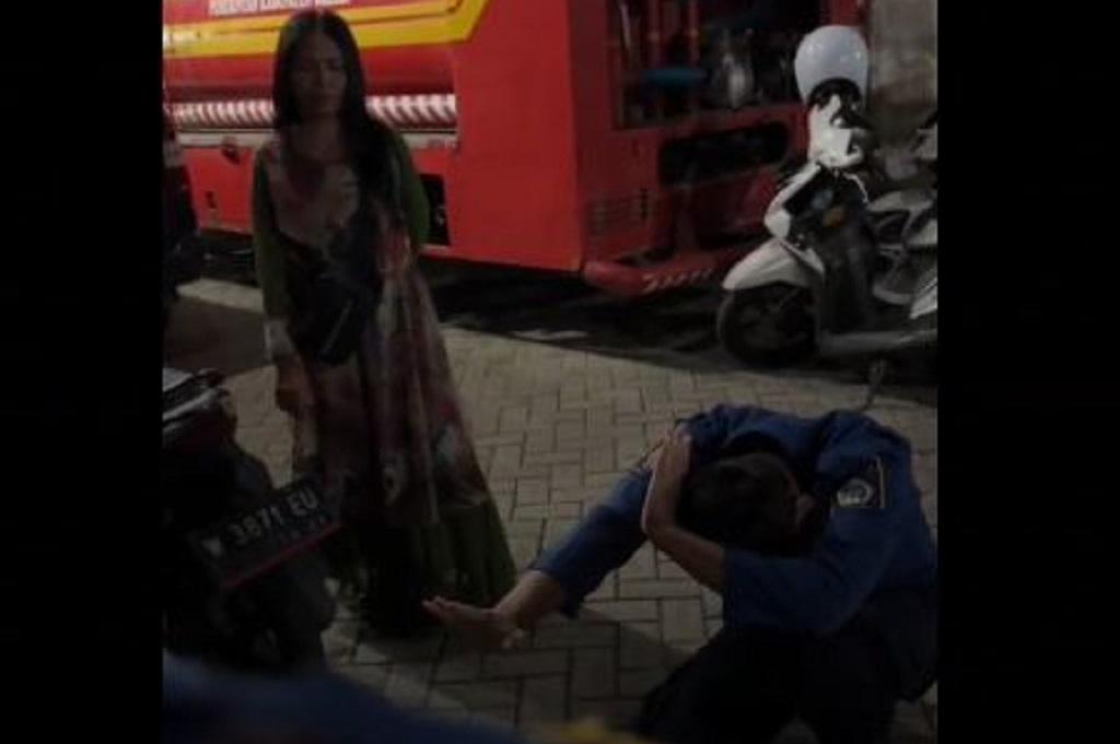 Viral! Petugas Damkar Gresik Mendadak Jadi Dukun demi Tenangkan Ibu Diduga ODGJ Lihat Ular Gaib