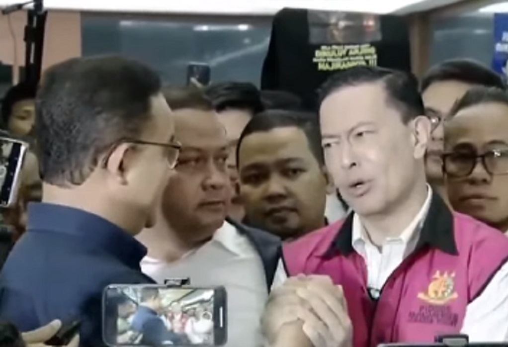 Anies Beri Dukungan ke Tom Lembong usai Sidang Vonis, Jabat Tangan-Tepuk Dada