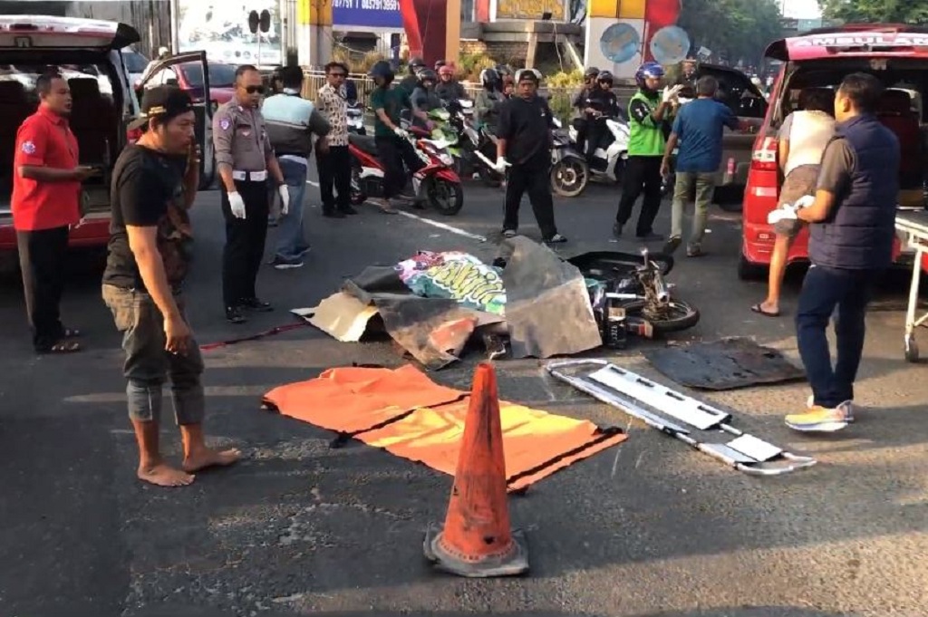 Kecelakaan Tragis di Mojokerto, Kakek dan Cucu Tewas Berpelukan Terlindas Truk