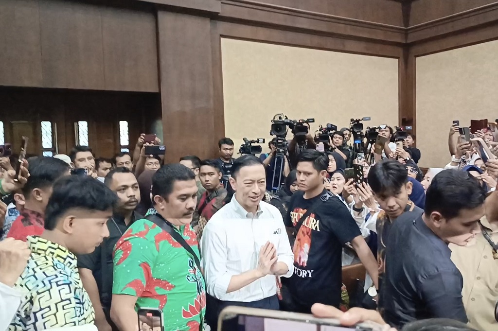 Tom Lembong Jalani Sidang Vonis, Simpatisan Nyanyi Indonesia Raya