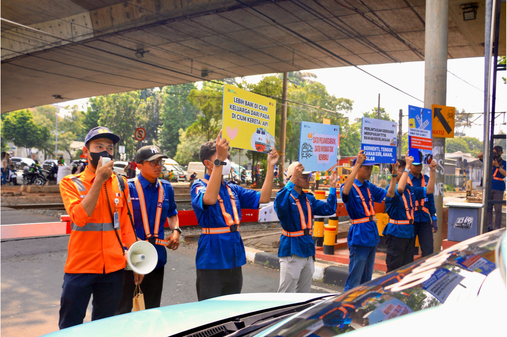 KAI Daop 1 Jakarta Gandeng Komunitas Railfans Edukasi Masyarakat Soal Keselamatan di Perlintasan Duren Kalibata