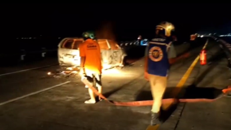 Mobil Tabrak Truk lalu Terbakar di Tol Jombang-Mojokerto, 3 Orang Sekeluarga Dilarikan ke RS