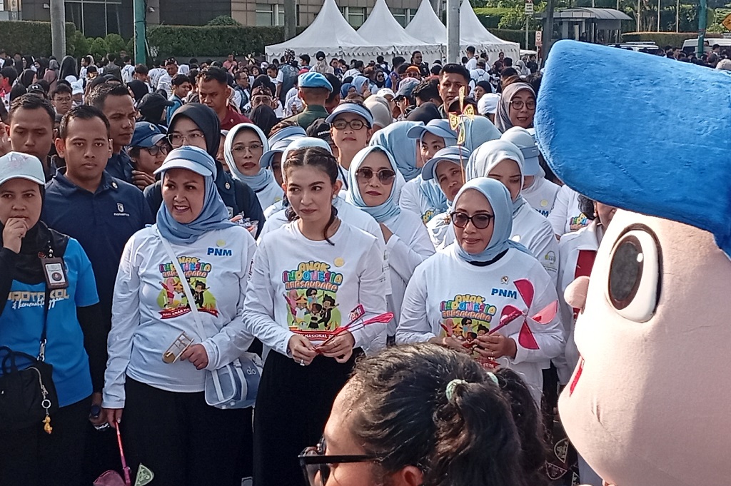 Momen Selvi Istri Gibran Main Bareng Anak-anak di Acara Hari Anak Nasional