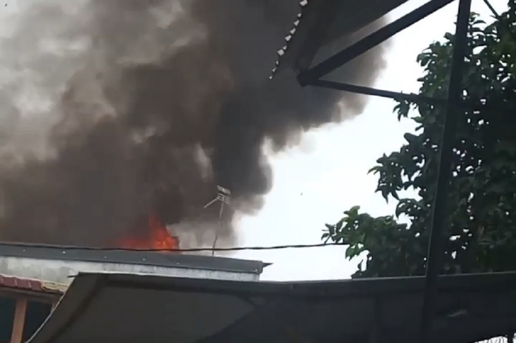 Kebakaran di Kebayoran Lama Jaksel, Asap Hitam Membubung Tinggi