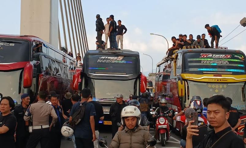 Demo Larangan Study Tour, Puluhan Sopir Bus Pariwisata Blokade Flyover Pasupati Bandung