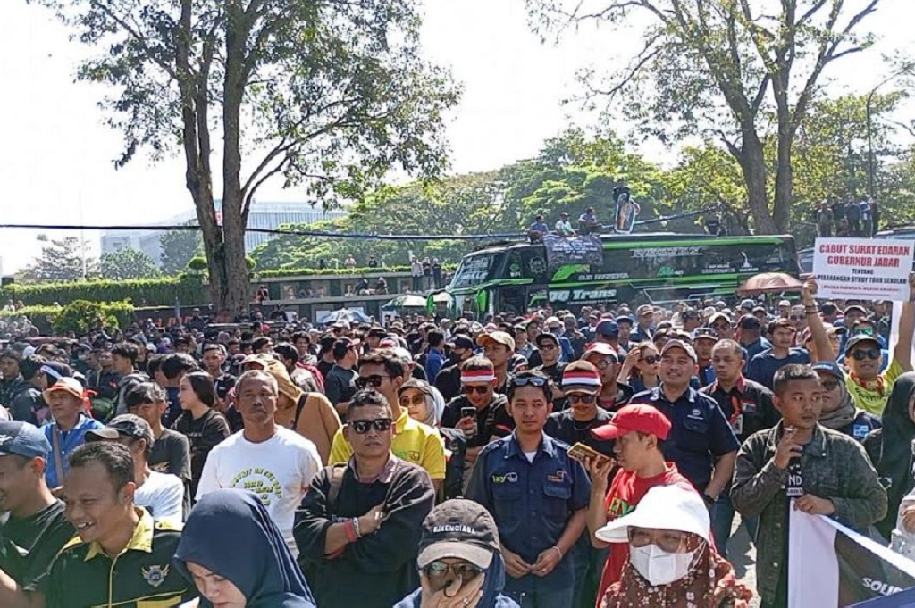 Pekerja Pariwisata Geruduk Gedung Sate, Tuntut Gubernur Jabar Cabut Larangan Study Tour