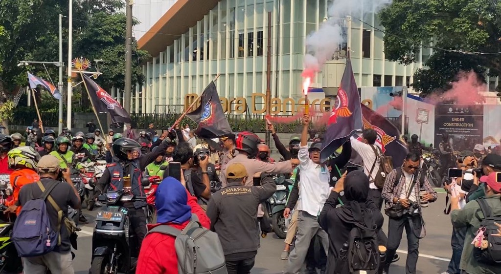 Massa Demo Pengemudi Ojol Terlibat Cekcok dengan Polisi di Monas