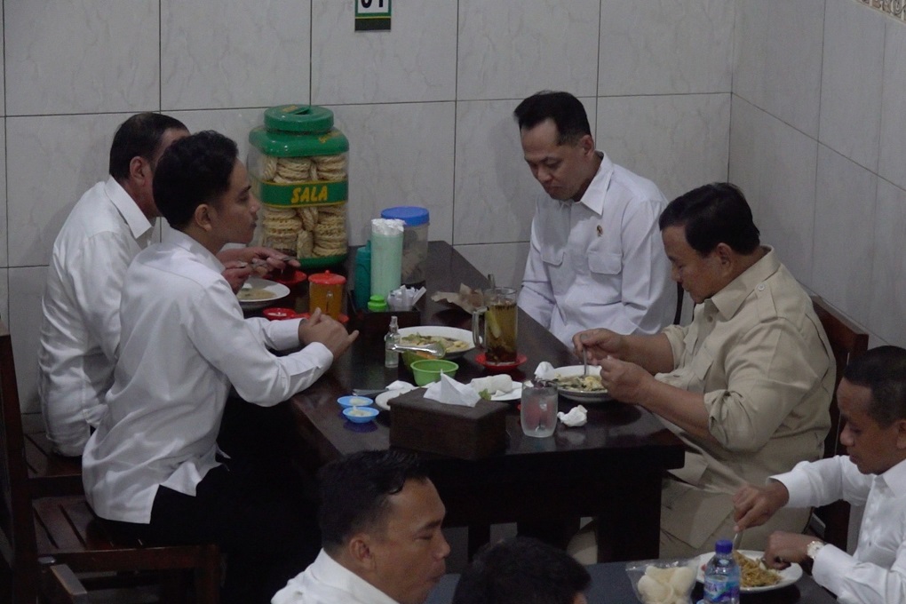 Momen Prabowo, Jokowi, dan Gibran Makan Bakmi Jawa di Solo, Duduk Semeja