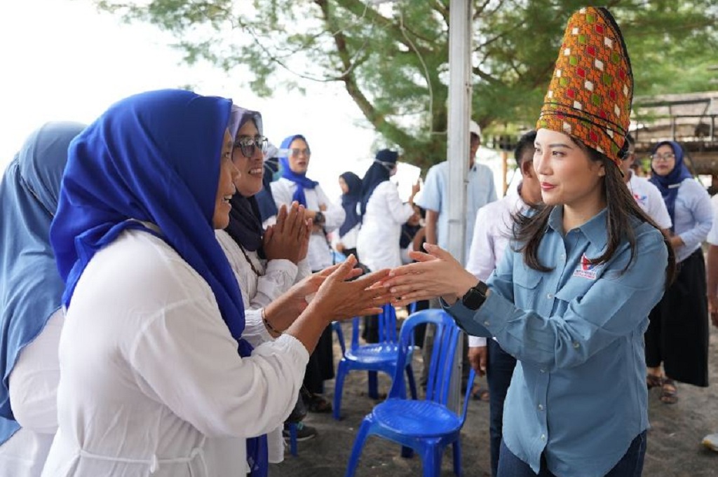 Angela Tanoesoedibjo Kunjungi Pantai Impos Lombok Utara, Dipakaikan Jong Khas Adat Bayan