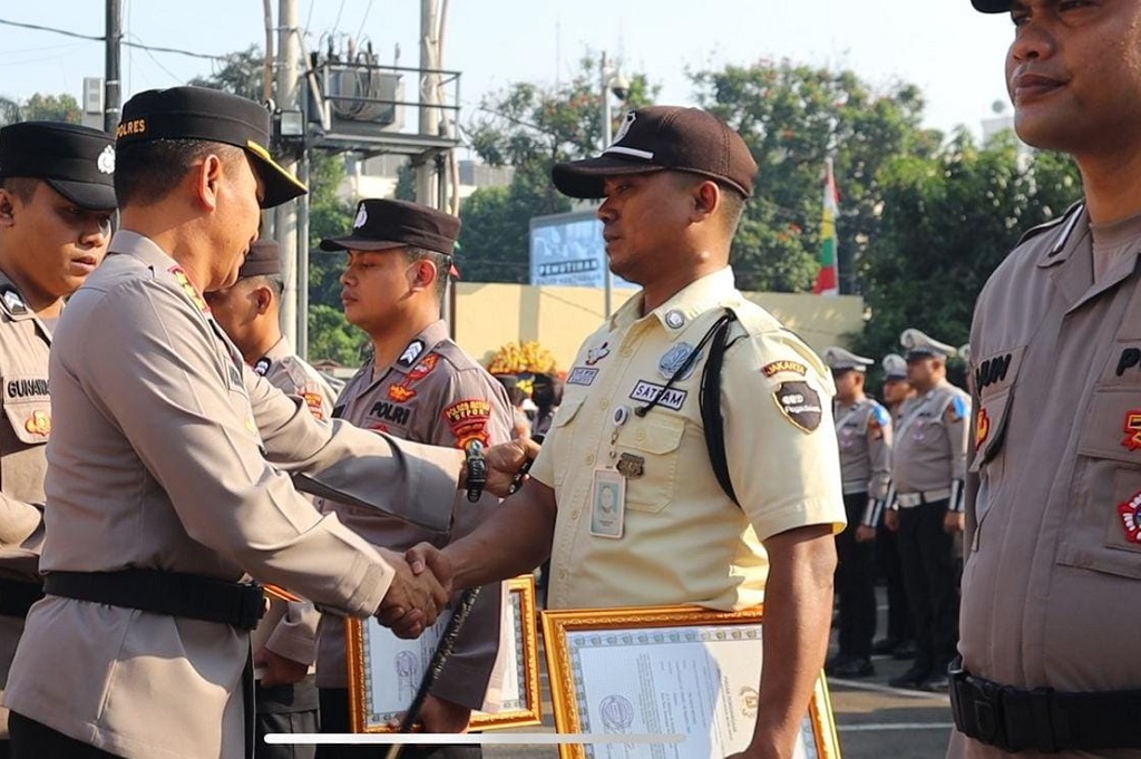 2 Warga Depok Berhasil Tangkap Maling, Polisi Beri Penghargaan