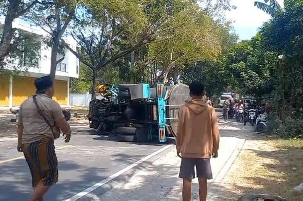 Kecelakaan Truk Tangki Tabrak Pohon lalu Terguling di Sampang, Sopir Mengantuk!