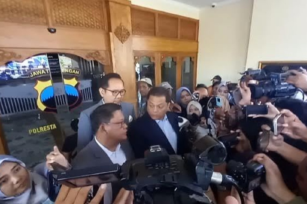 Diperiksa di Polresta Solo, Jokowi Bawa Ijazah Asli dari SD hingga S1 UGM!