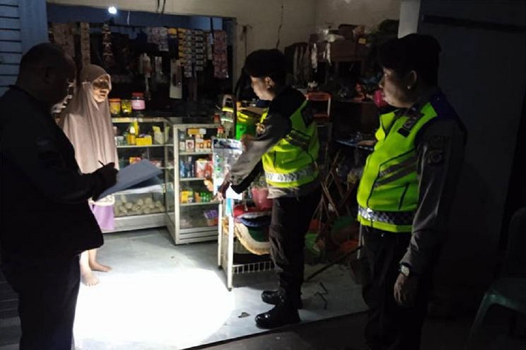 Terekam CCTV, Pria Bertato Curi Beras Sekarung dari Toko di Bantul!