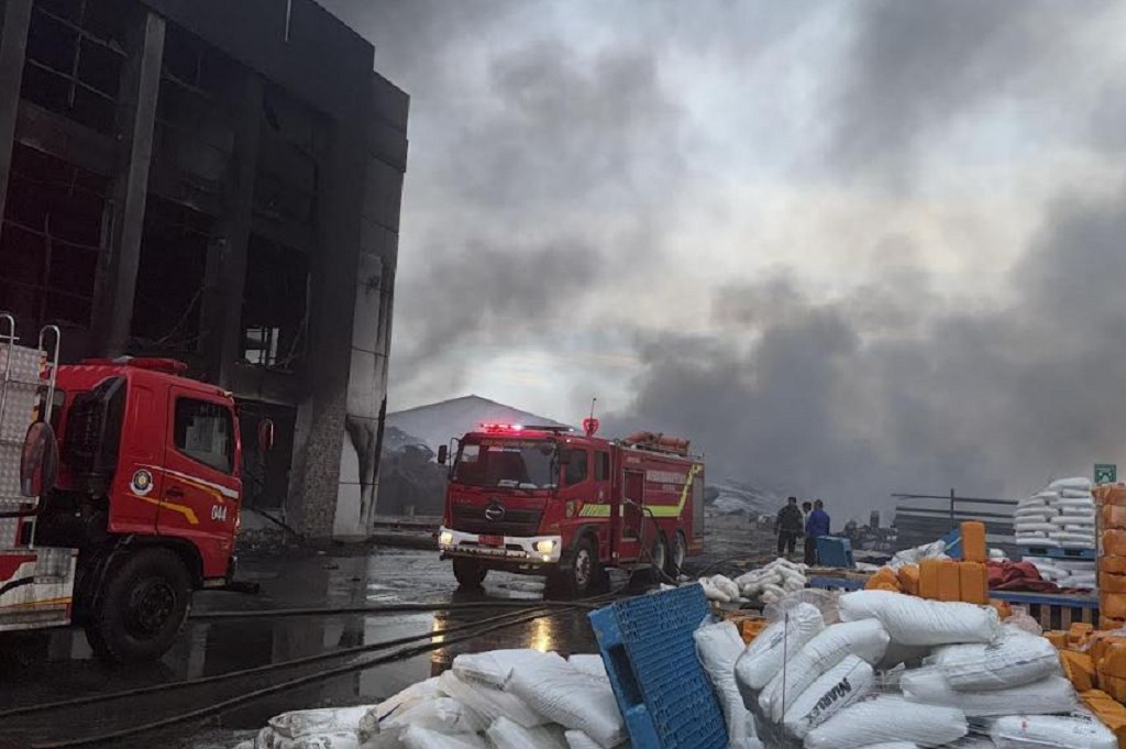 Dramatis! 2 Petugas Damkar Luka Tersambar Api saat Padamkan Kebakaran Pabrik CPO di Medan