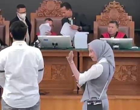 Panas! Reza Gladys Bawa-Bawa Nama Oky Pratama di Kasus Melawan Nikita Mirzani