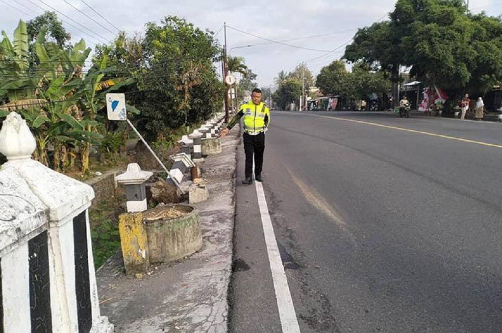 Kecelakaan Mobil Senggol Motor di Kulonprogo, Pengendara Terjun ke Saluran Air