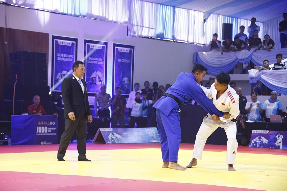 Kejutan! Kapolri Turun Gunung Jadi Wasit di Kejuaraan Judo Kapolri Cup 2025