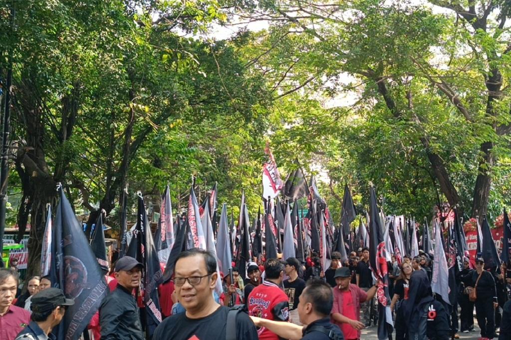 Jelang Sidang Vonis, Pendukung Hasto Padati Jalan Depan PN Jakpus