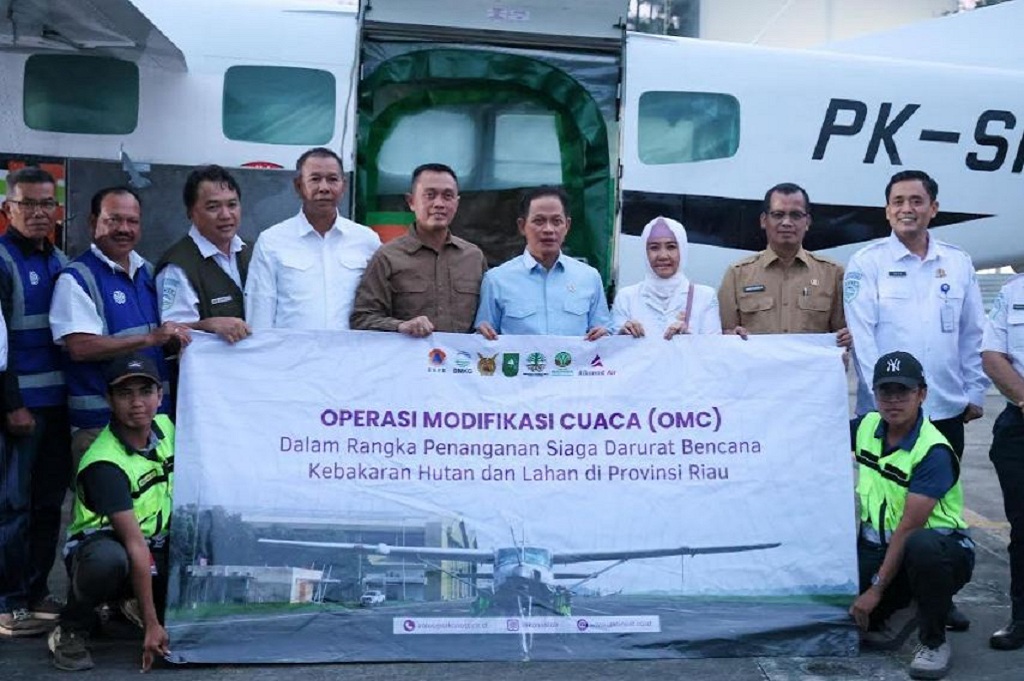 BMKG Tabur 20,8 Ton Garam di Langit Riau, Hujan Buatan Redam Karhutla!