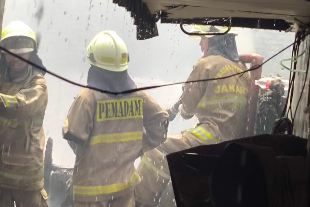 Kebakaran Rumah di Pademangan Jakut, 102 Personel Damkar Berjibaku Padamkan Api