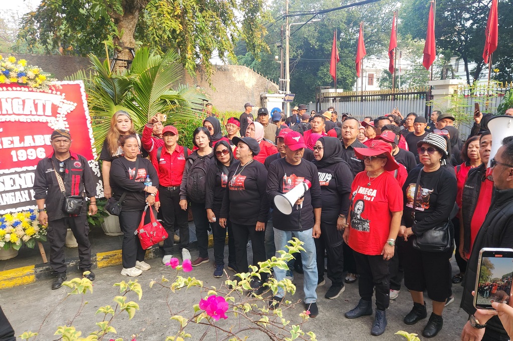 Kader PDIP Peringati Peristiwa Kudatuli, Tabur Bunga di Depan Kantor DPP