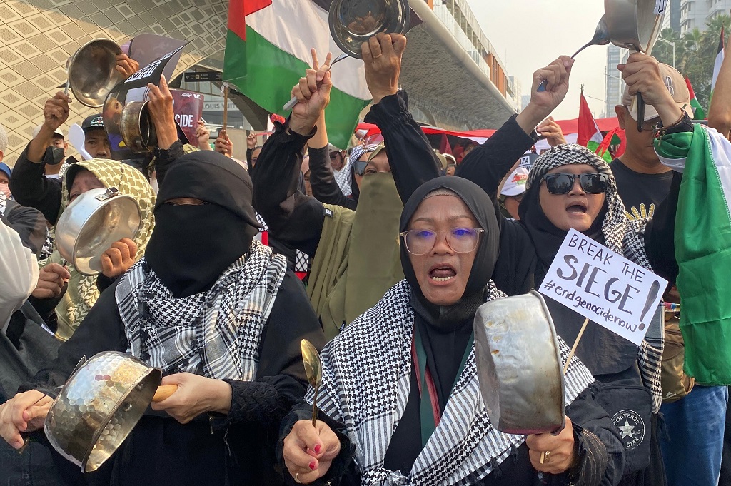 Massa Aksi Bela Palestina di CFD Jakarta Bawa Alat Makan Logam, Ini Maknanya