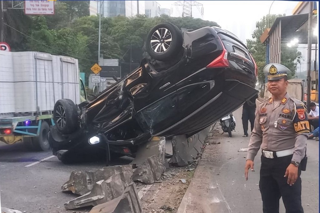 Kecelakaan di Gatot Subroto Jakarta, Pajero Tabrak Pembatas Jalan hingga Terbalik