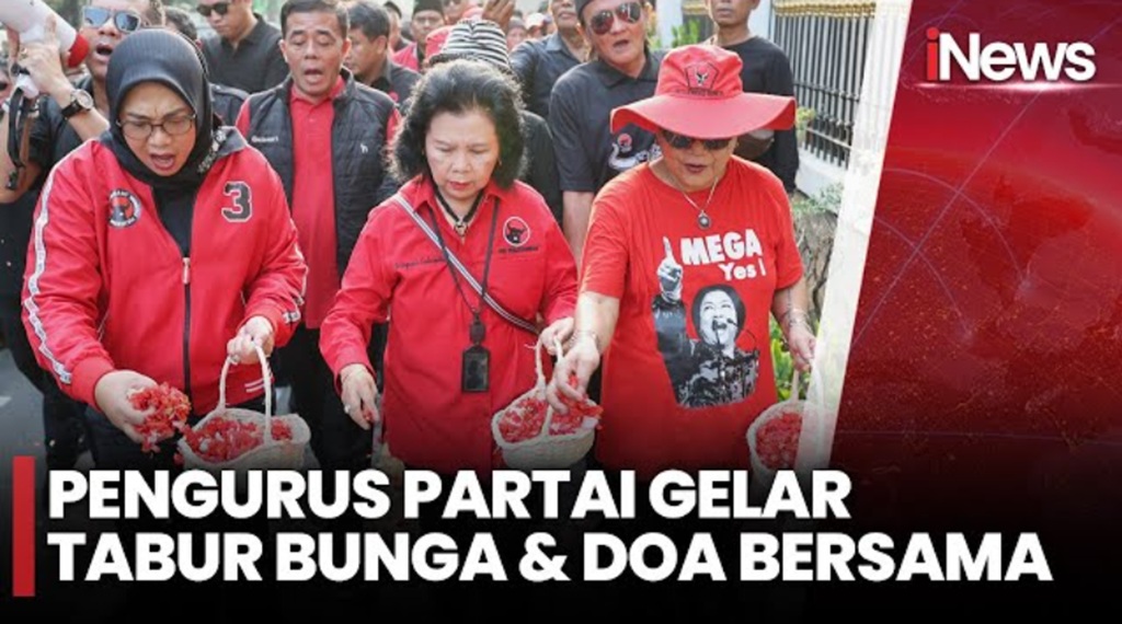 Peringati 29 Tahun Kudatuli, Kader PDIP Tabur Bunga di Depan DPP
