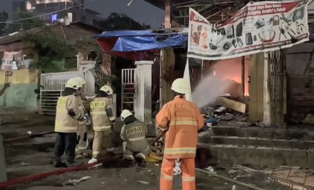 Kebakaran Pasar Taman Puring, 115 Personel Damkar Berjibaku Padamkan Api