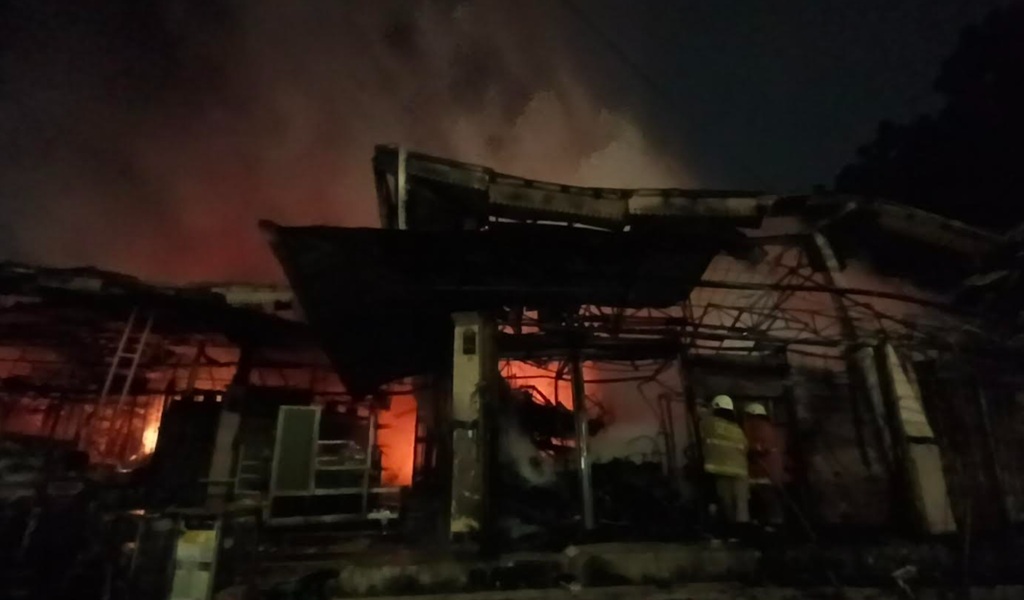 Api Masih Berkobar di Pasar Taman Puring, Damkar Berjibaku Padamkan Kebakaran