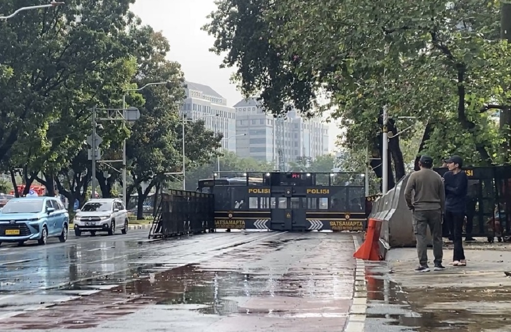 Demo BEM SI di Patung Kuda Hari Ini, Polisi Bersiaga Pasang Pagar Pembatas