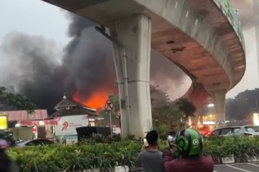Penampakan Kebakaran Pasar Taman Puring Jaksel, Asap Membubung Tinggi