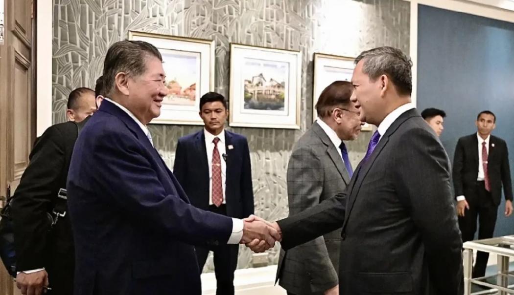 Viral Potret PM Thailand dan Kamboja Berjabat Tangan sambil Tersenyum di Malaysia