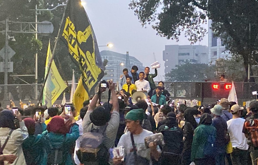 Wamensesneg Juri Ardiantoro Temui Massa Aksi Indonesia Cemas di Patung Kuda