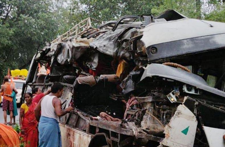 Bus Rombongan Peziarah Hindu Tabrak Truk Gas Elpiji, 18 Orang Tewas