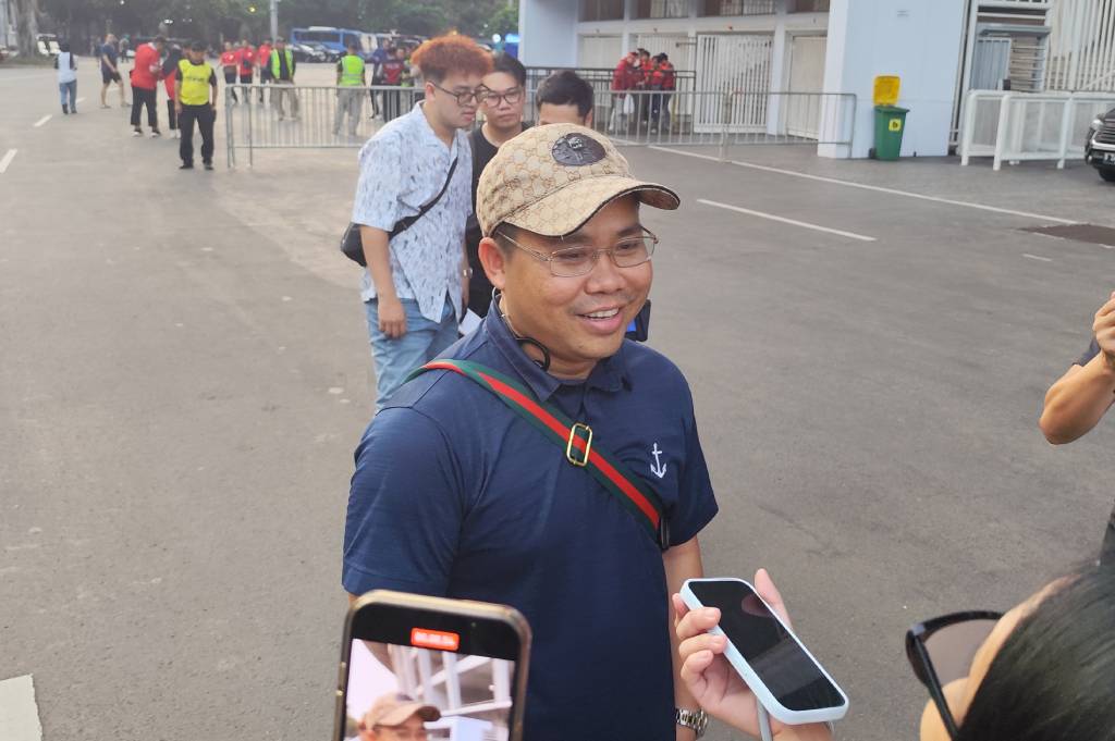 Datang dari Ho Chi Minh, Suporter Vietnam Ini Bawa Harapan Menyentuh untuk Indonesia