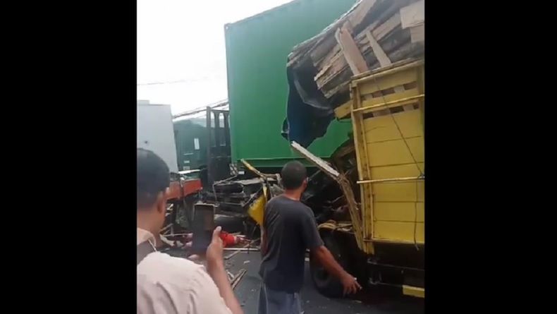 3 Kendaraan Kecelakaan Beruntun di Pasuruan, 1 Orang Tewas 2 Luka-Luka