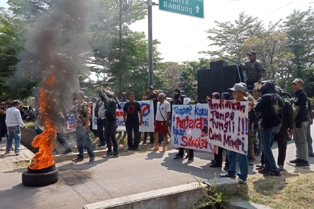Massa Demo Dinas Pendidikan Cirebon, Minta Stop Pungli dan Bubarkan Komite Sekolah