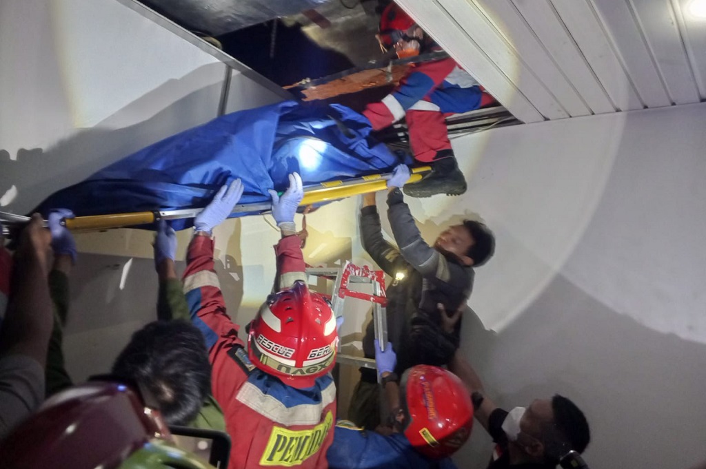 Geger! Mayat Pria Ditemukan di Plafon Pabrik Obat di Pulogadung Jaktim