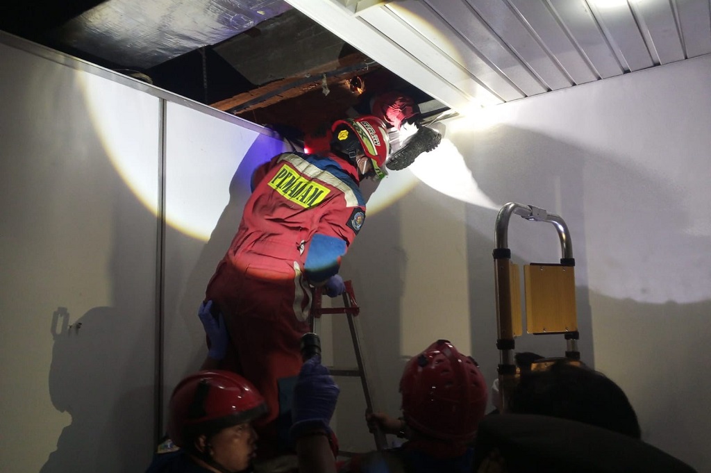 Kondisi Mayat Pria yang Ditemukan di Plafon Pabrik Obat di Pulogadung