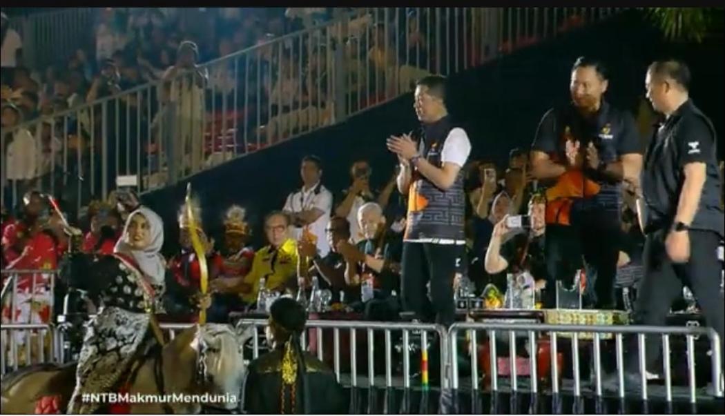 FORNAS VIII 2025 Dibuka! Ribuan Peserta Tumpah Ruah, Budaya Lokal dan Fashion NTB Curi Perhatian