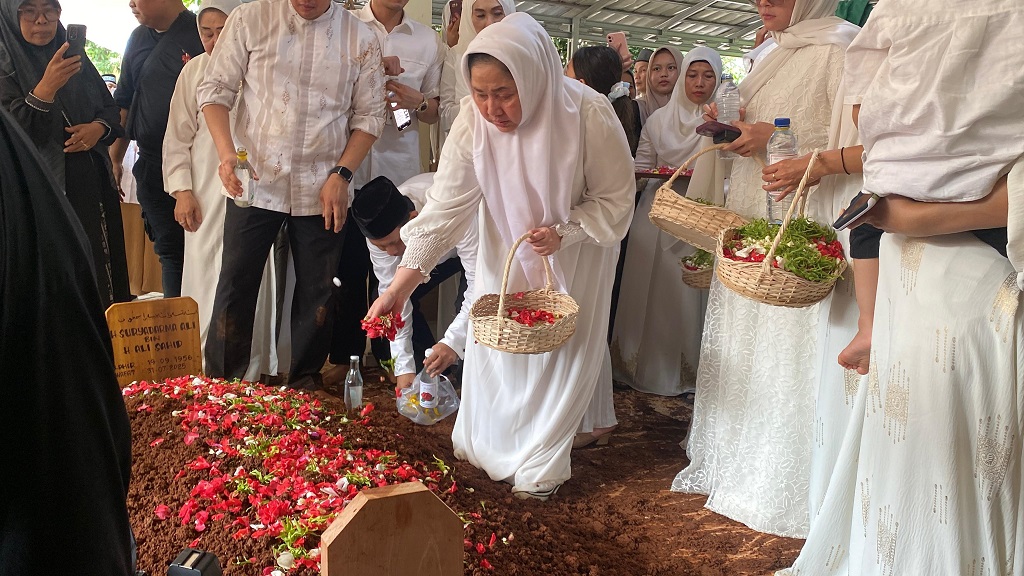 Isak Tangis Keluarga Iringi Pemakaman Eks Menag Suryadharma Ali di Ponpes Miftahul Ulum