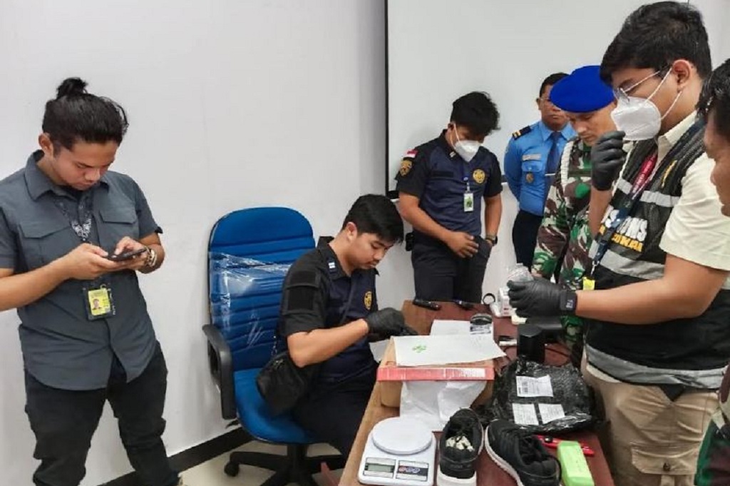 Sabu dan Ekstasi Coba Diselundupkan Lewat Sepatu, Digagalkan di Bandara SSK Pekanbaru